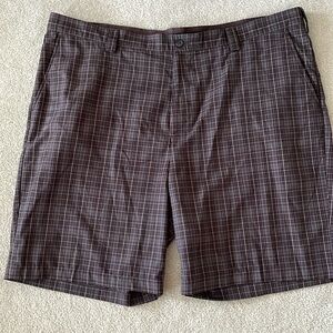 Men’s Izod golf shorts. Excellent condition.